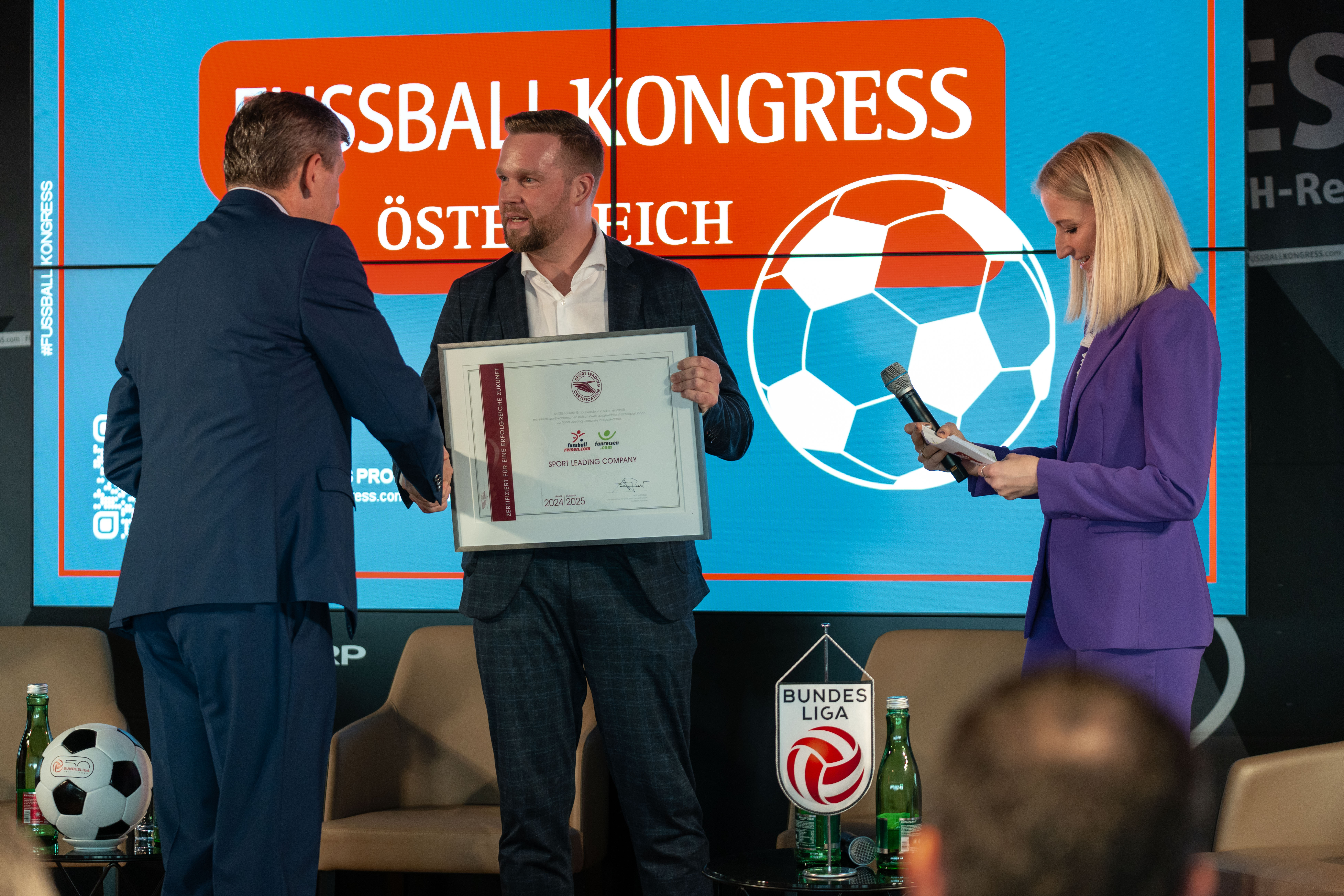 Geschäftsführer Christian Pramberger nimmt die Sport Leading Certification entgegen